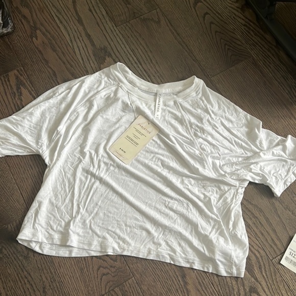 Fabletics loveday short sleeve regain tee Medium work out white chic athletic - Picture 1 of 2